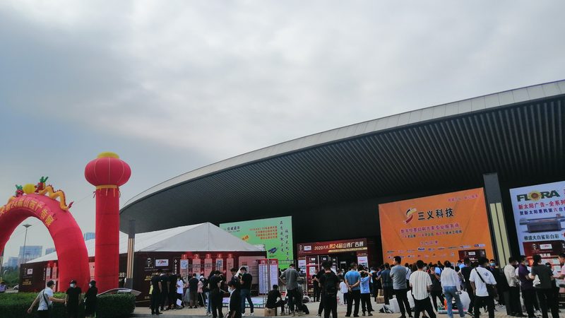 服装店喷绘背景墙加盟代理：揭秘其背后的工艺与价值